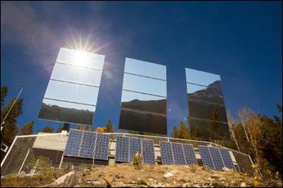Норвежскую деревню освещает зеркальное отражение солнца.1