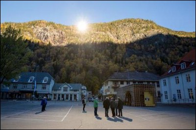 Норвежскую деревню освещает зеркальное отражение солнца.2